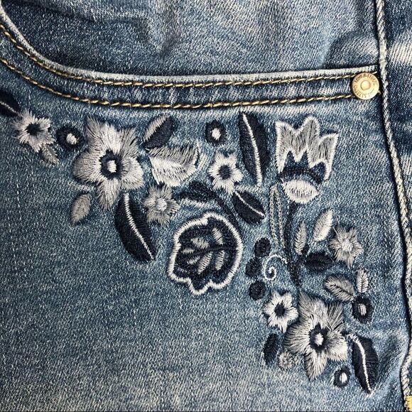 Addition Elle Love & Legend Embroidered Denim Jean shorts Size 12 - Picture 4 of 7